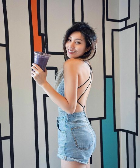 Tangtangjulia naked pornstar pic