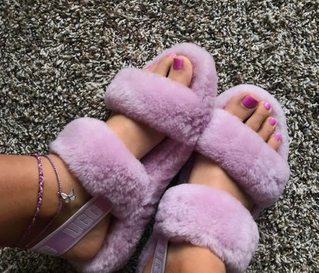 HerAthleteFeet adult model img