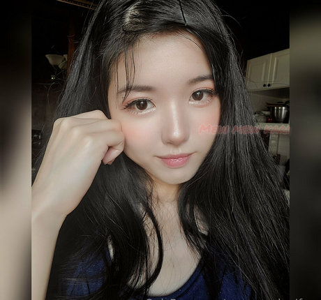 MewMewKari erotic model images