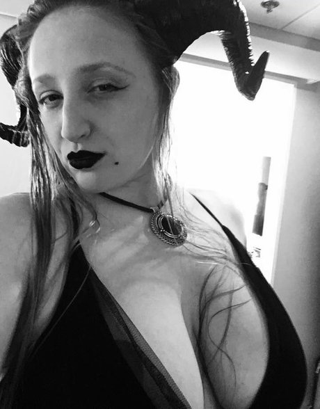 BordeauxBlack erotic actress image