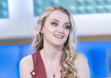 Evanna Lynch model free picture