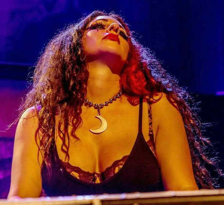 WomenMetal model sexy pics