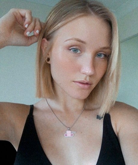 QAEKZ naked star photo