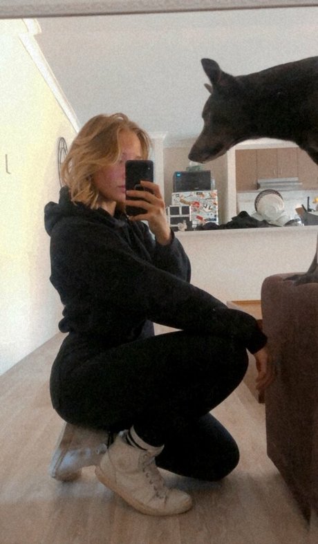 QAEKZ model erotic picture