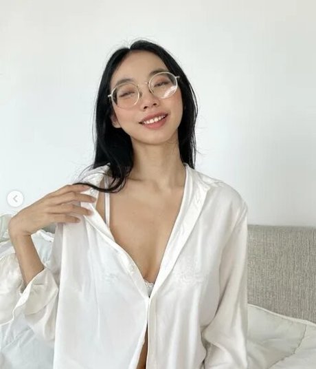 Goldenbee porn actress photo