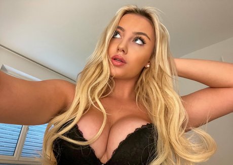 Vanessy model porn photo