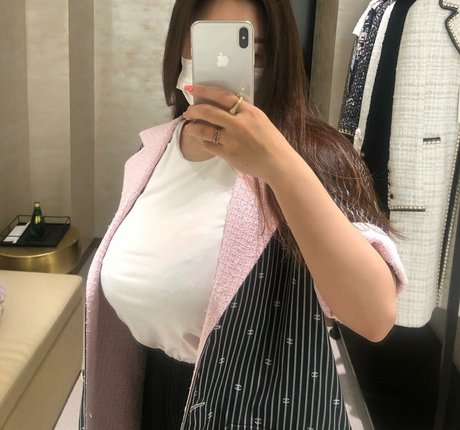 Uelee pornographic actress pics