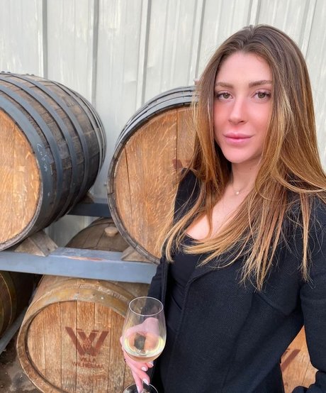 Mia Bar best model img