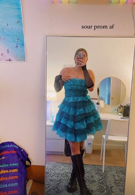 Emma Topps model nude picture