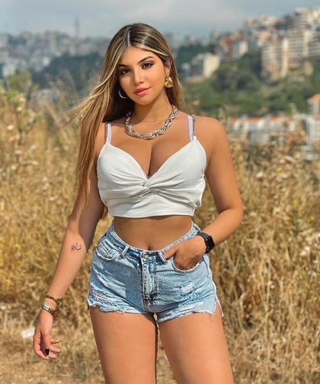 Gaelle Fares star hot pic