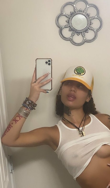 Theemanic model nude pic