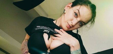 MalAfterMidnight adult star pictures