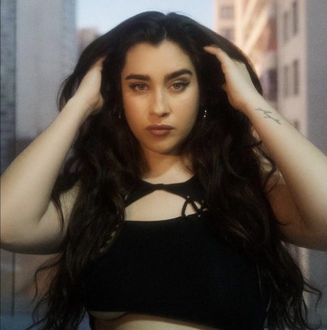Lauren Jauregui top star pic