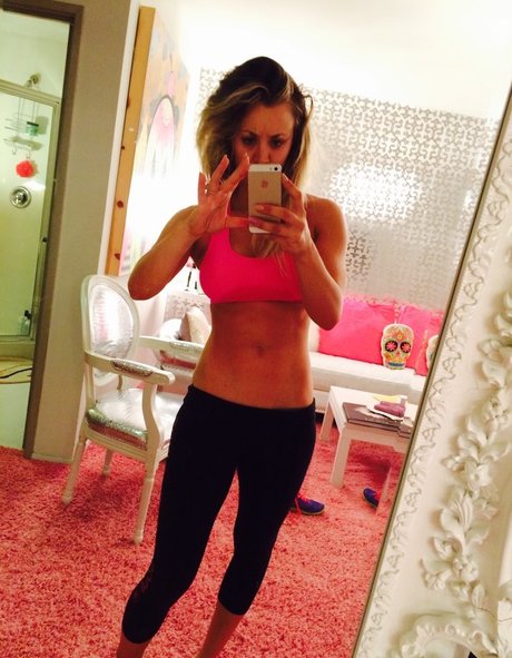 Kaley Cuoco model art picture