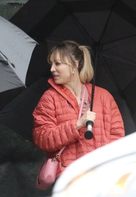 Kaley Cuoco beautiful actress img