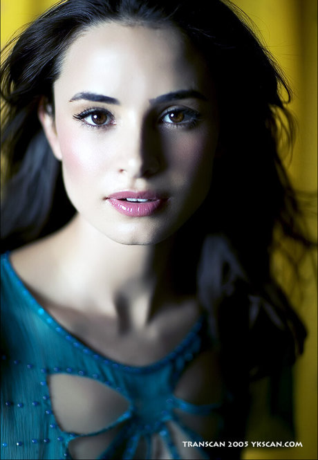 Mia Maestro art model photo