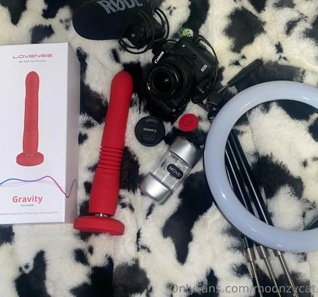 Moonzycat star sexy pictures