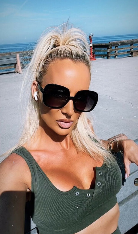 Disco Mammi art model pics