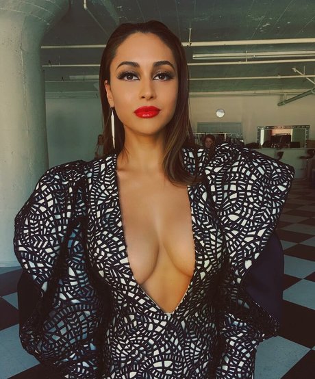 Lindsey Morgan free model photo