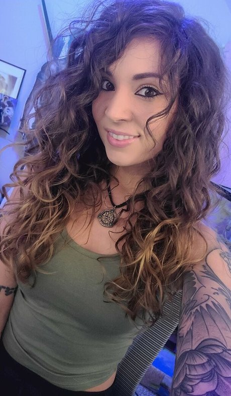 MelonieMac hot model image