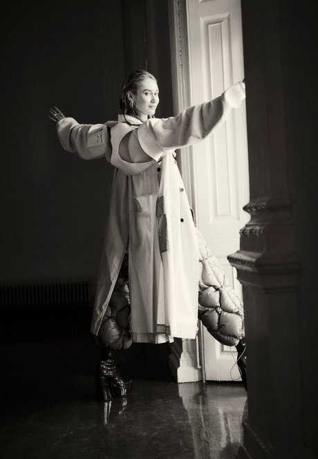 Olga Kurylenko nudes model photo