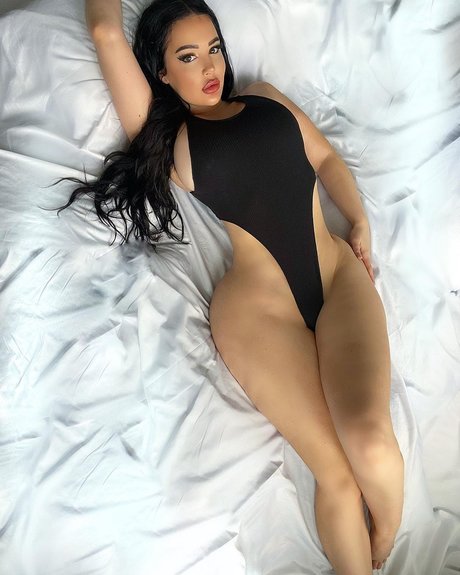 Elizabeth Georgina hot model image