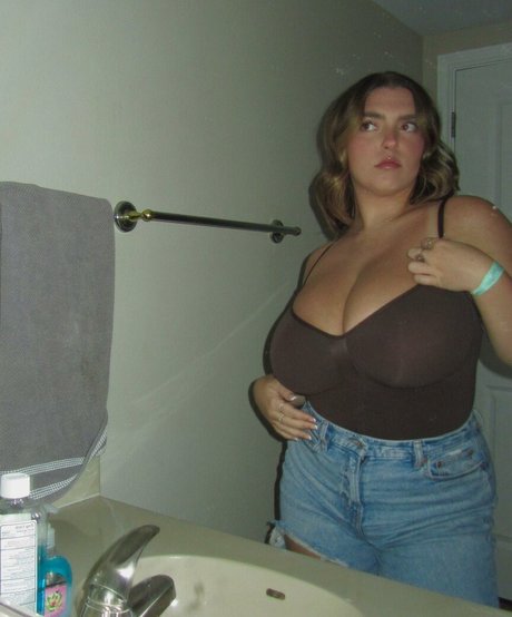 seerahb2 erotic pornstar image