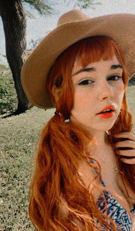 emquizii free actress img