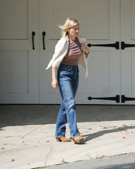 Elisha Cuthbert nude pornstar pictures