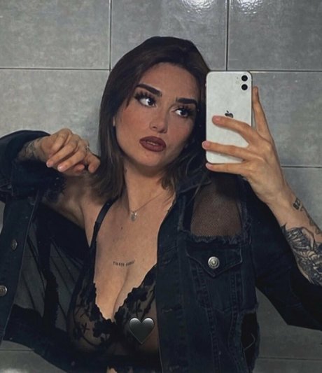 Delfi Peralta pretty actress pics