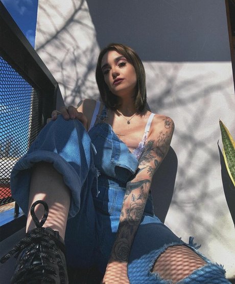 Delfi Peralta beautiful model image