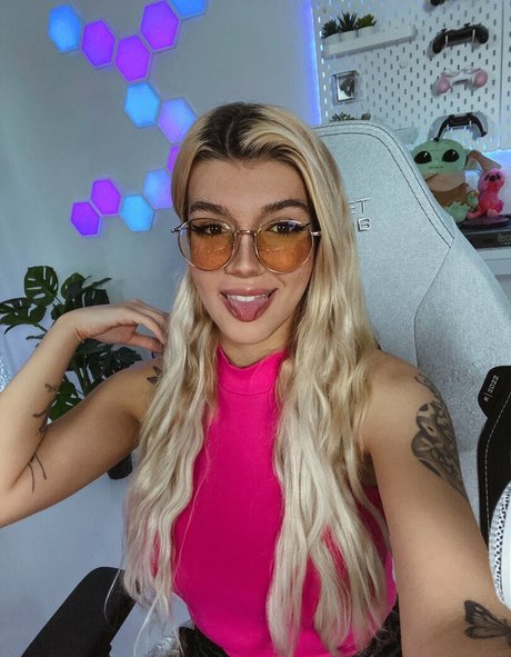 Kunshikitty pornstar naked pic