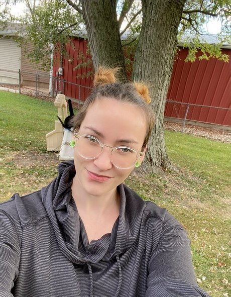 adalynnxfree model pornographic image