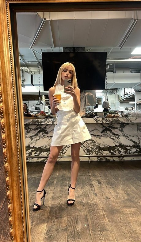 Kiernan Shipka model art pictures