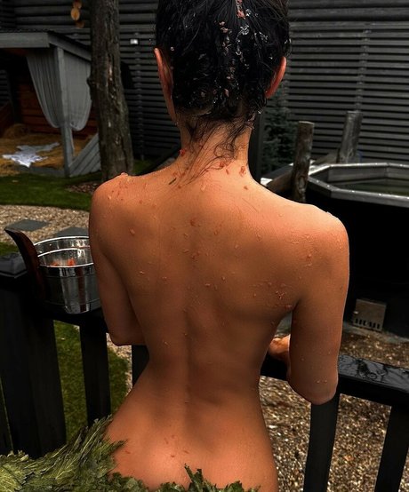 mira nowhere erotic model pic