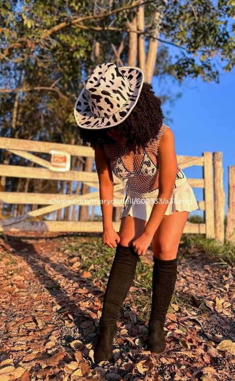 Marycuriell art model image