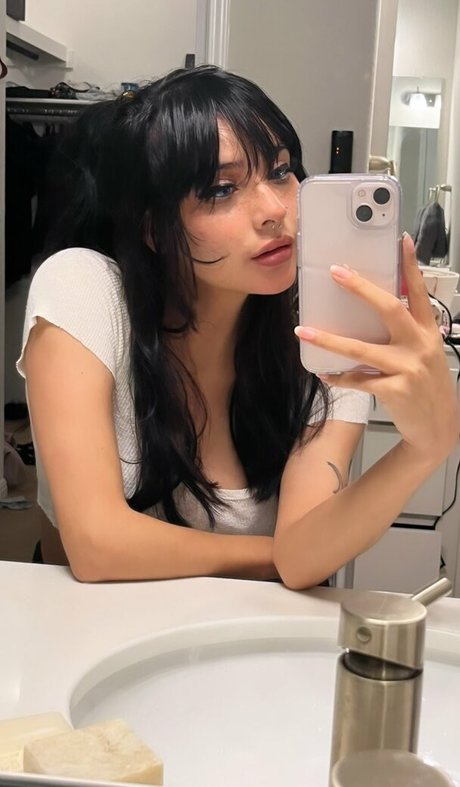 Noodlenom model adult pictures