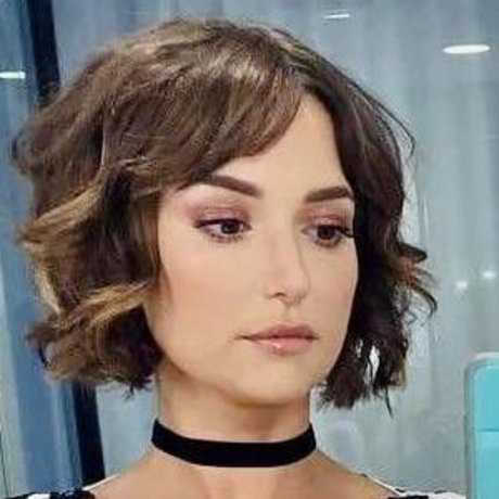 Milana Vayntrub Profile pic