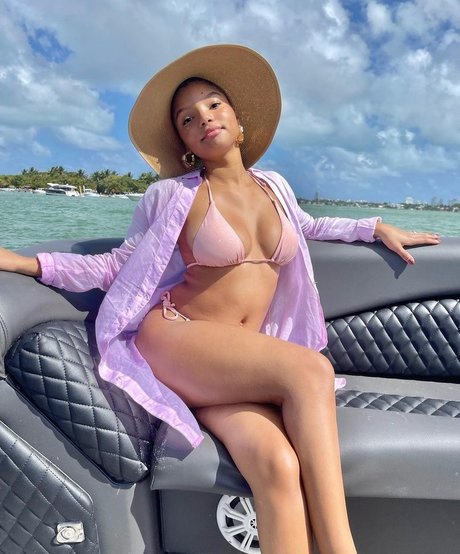 Halle Bailey pornographic star img