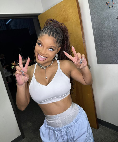Halle Bailey porn model img