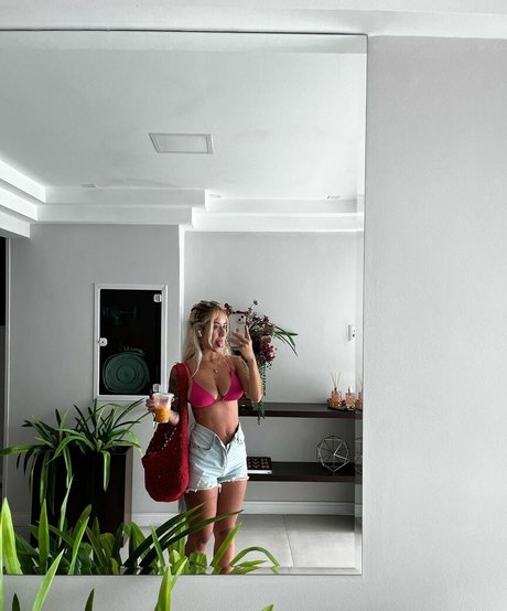 Yara Lore nude model pictures