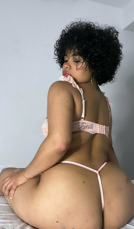 deliciussscurly naked pornstar photo