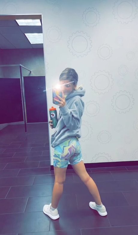 Gingiehippie model adult pictures