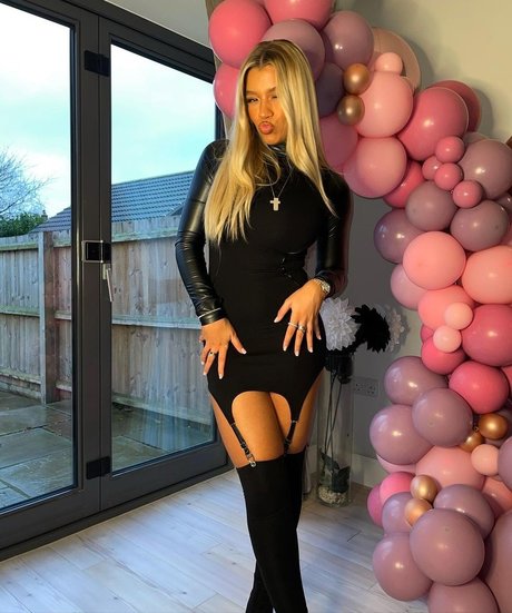 Molly Rainford high quality pornstar pic