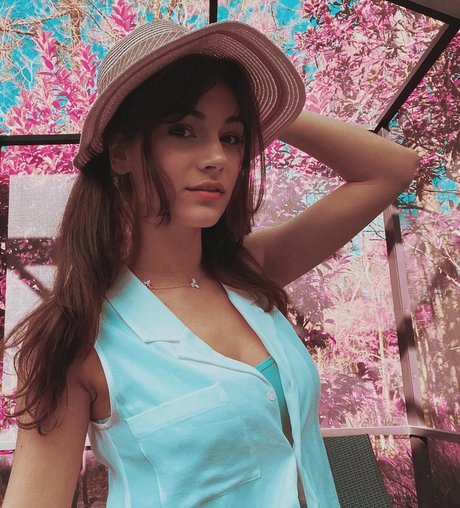 AlexiaRaye hot actress image