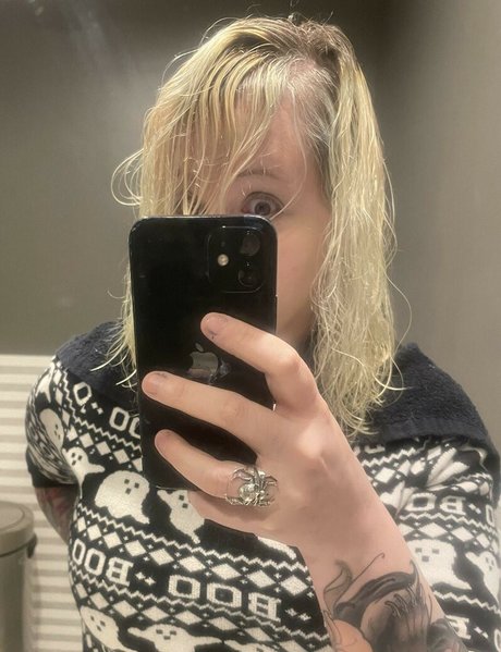 PushingUpRoses naked star gallery