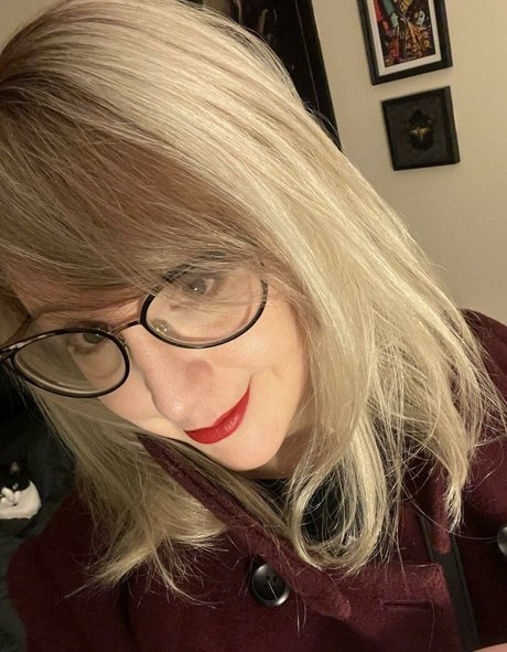 PushingUpRoses model pretty image