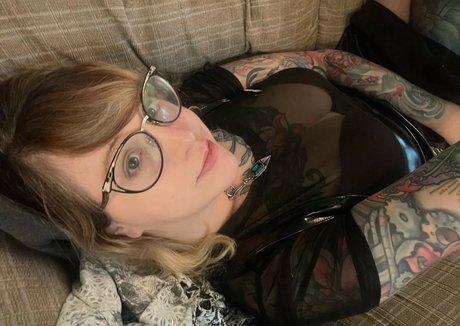 PushingUpRoses naked star gallery