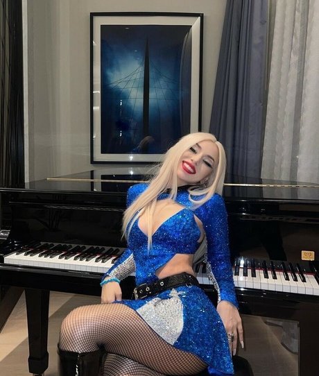 Ava Max exclusive actress img