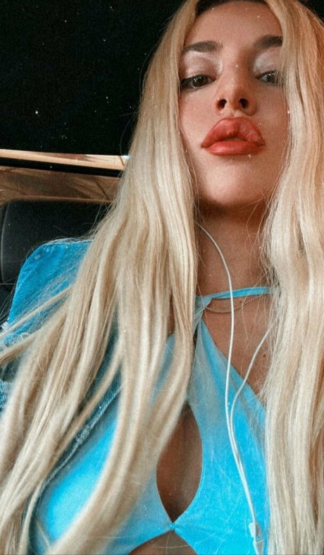 Ava Max star hot img
